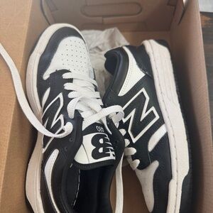 New Balance Men's Black and White Athletic Sneakers